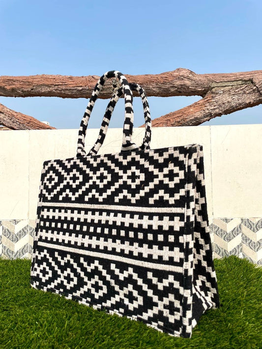 Ayra Canvas Tote Bag: Black